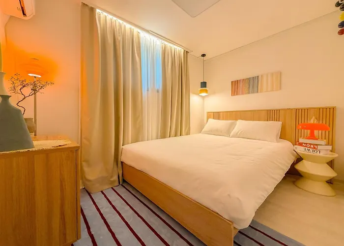 Hongdae,6 People, Hapjeong, 2-minute Walk From Mangwon Market, Yeonnam Cafe Street Seoel