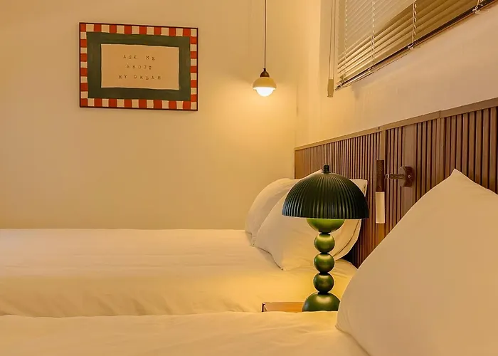 Hongdae,6 People, Hapjeong, 2-minute Walk From Mangwon Market, Yeonnam Cafe Street * Seoel