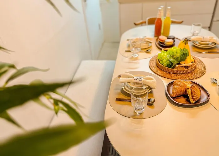 Hongdae,6 People, Hapjeong, 2-minute Walk From Mangwon Market, Yeonnam Cafe Street