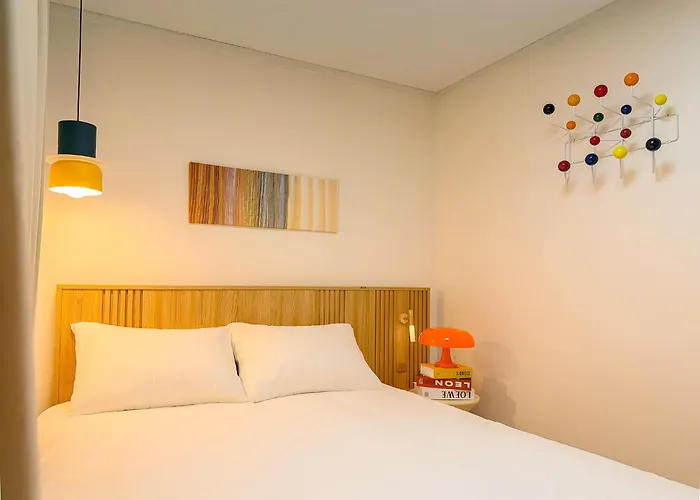 Hongdae,6 People, Hapjeong, 2-minute Walk From Mangwon Market, Yeonnam Cafe Street