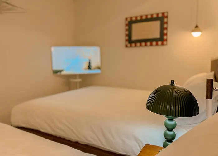 Hongdae,6 People, Hapjeong, 2-minute Walk From Mangwon Market, Yeonnam Cafe Street