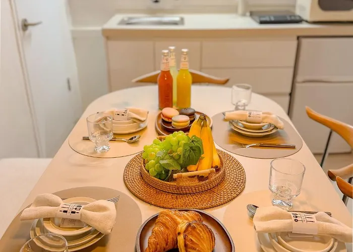 Hongdae,6 People, Hapjeong, 2-minute Walk From Mangwon Market, Yeonnam Cafe Street Appartement Seoel