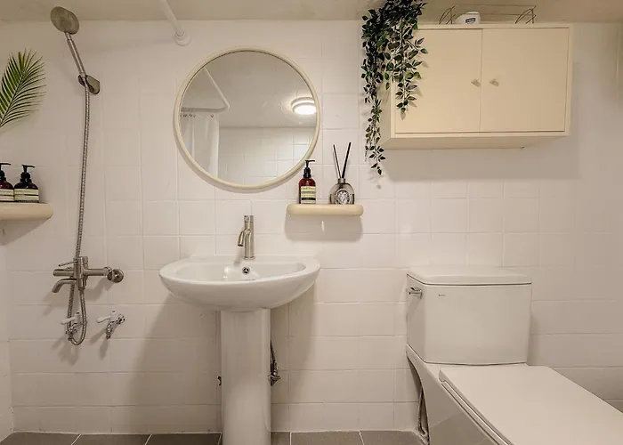 Hongdae,6 People, Hapjeong, 2-minute Walk From Mangwon Market, Yeonnam Cafe Street Appartement Seoel